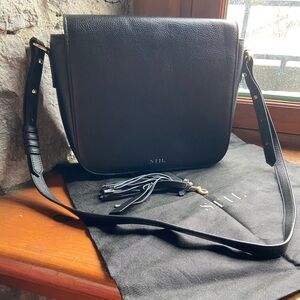 Elegant STIL saddle black leather crossbody bag